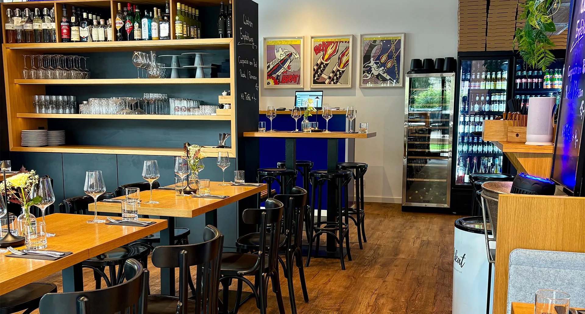 Felix Pizza Pasta Pinot Viersen - Bar mit Weinregal und Stehtischen